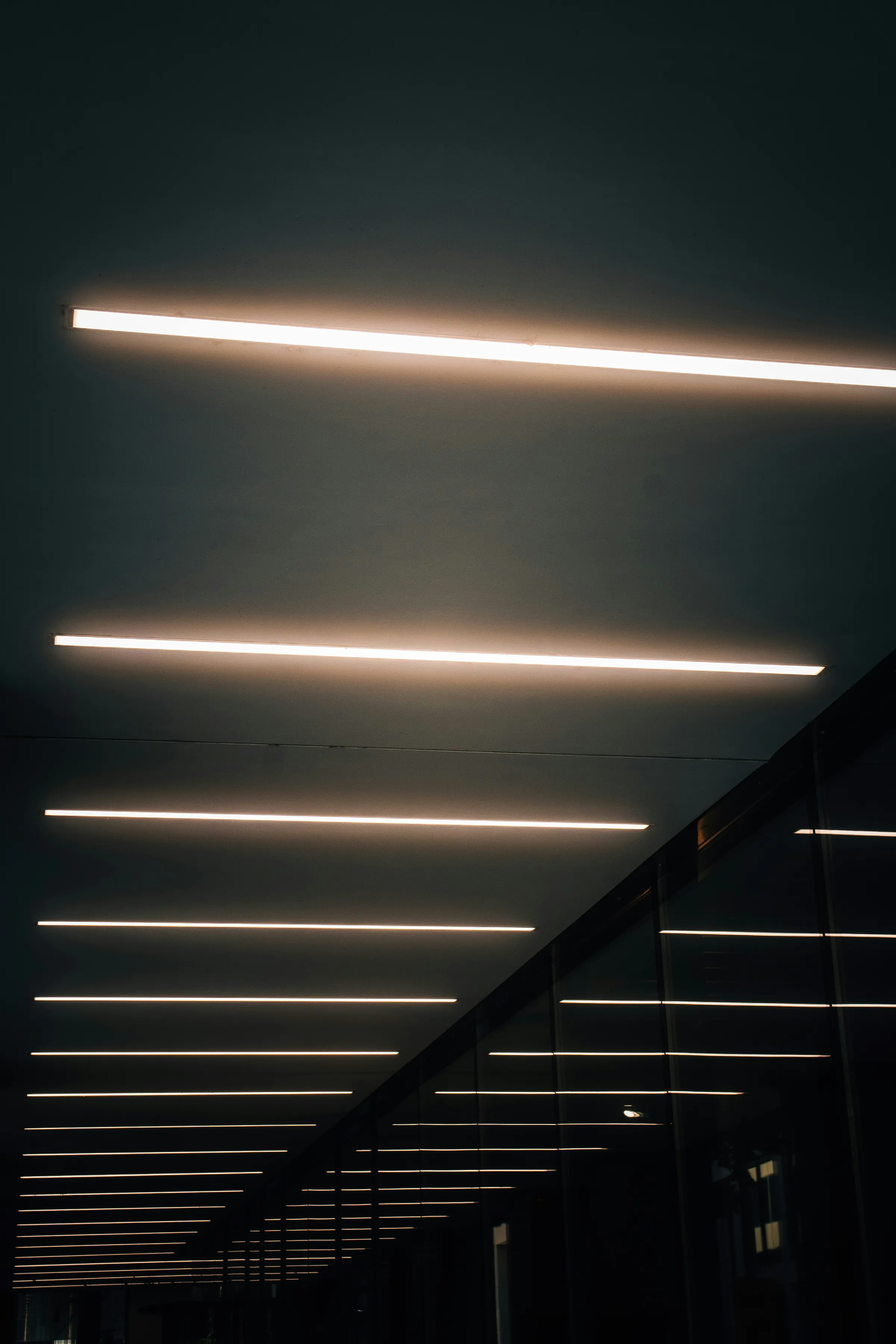 Exemplu: linii de lumină LED paralele pe tavan