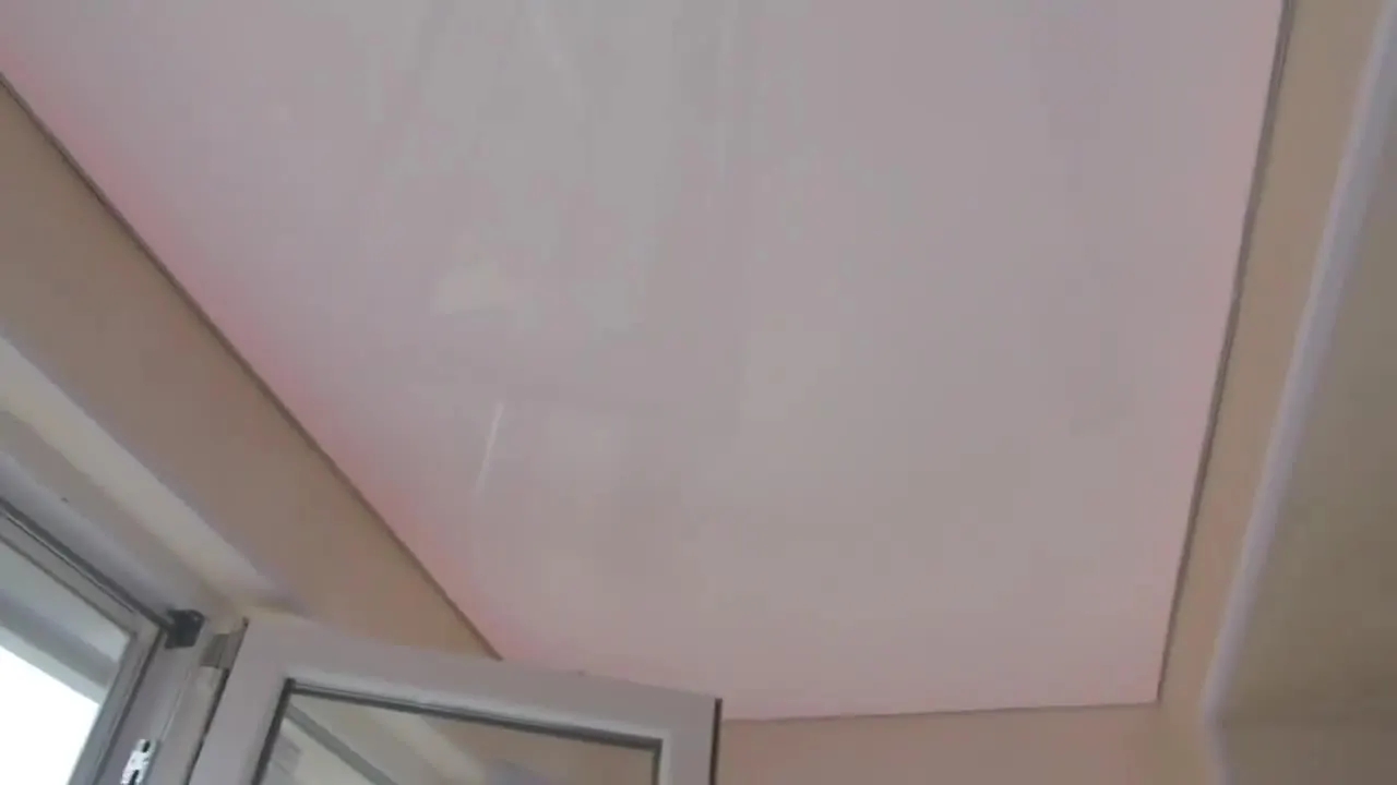 Tavan extensibil cu bandă LED pe interior