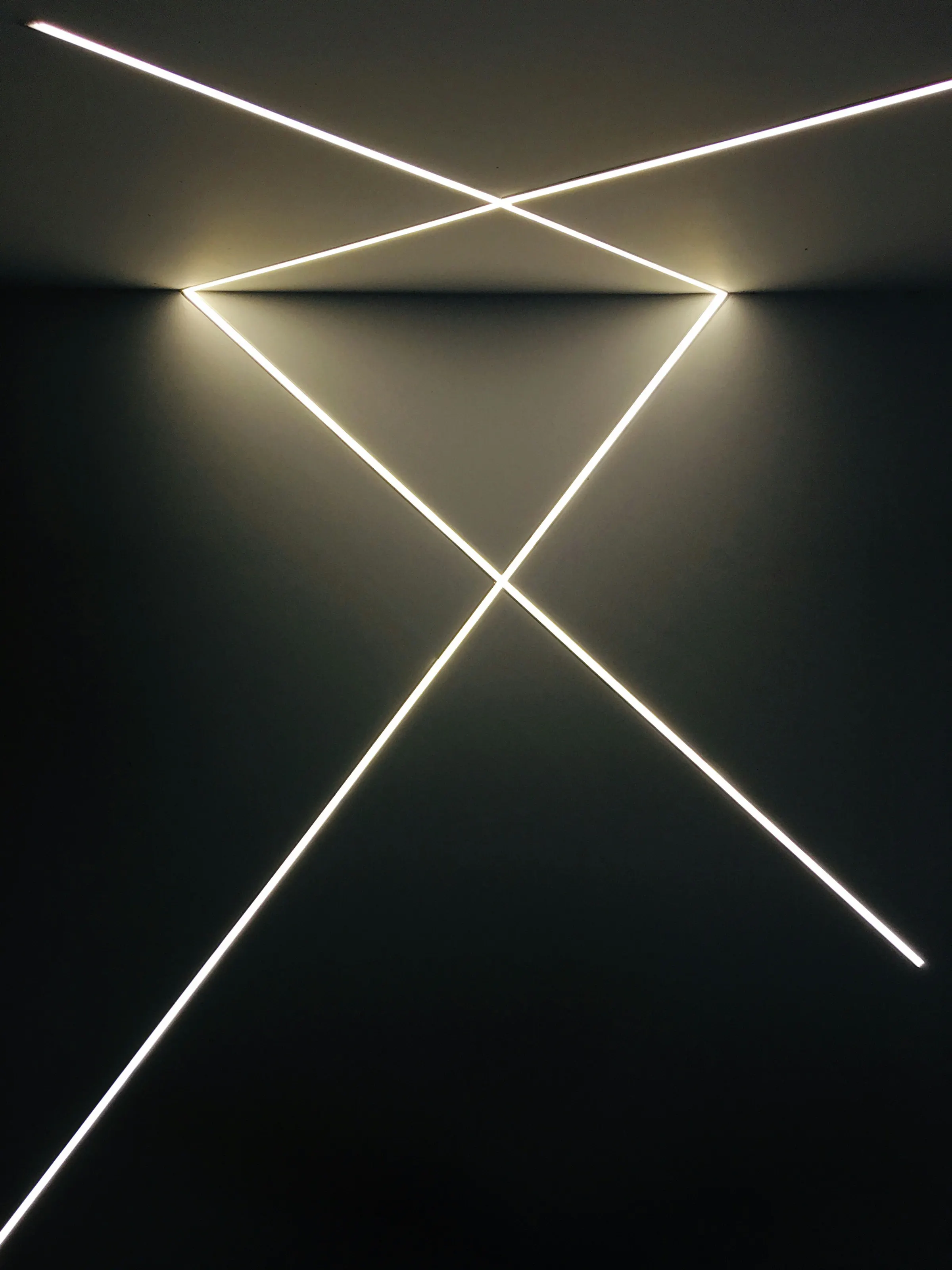 Exemplu: linii de lumină LED încrucișate, model geometric pe tavan și pereți