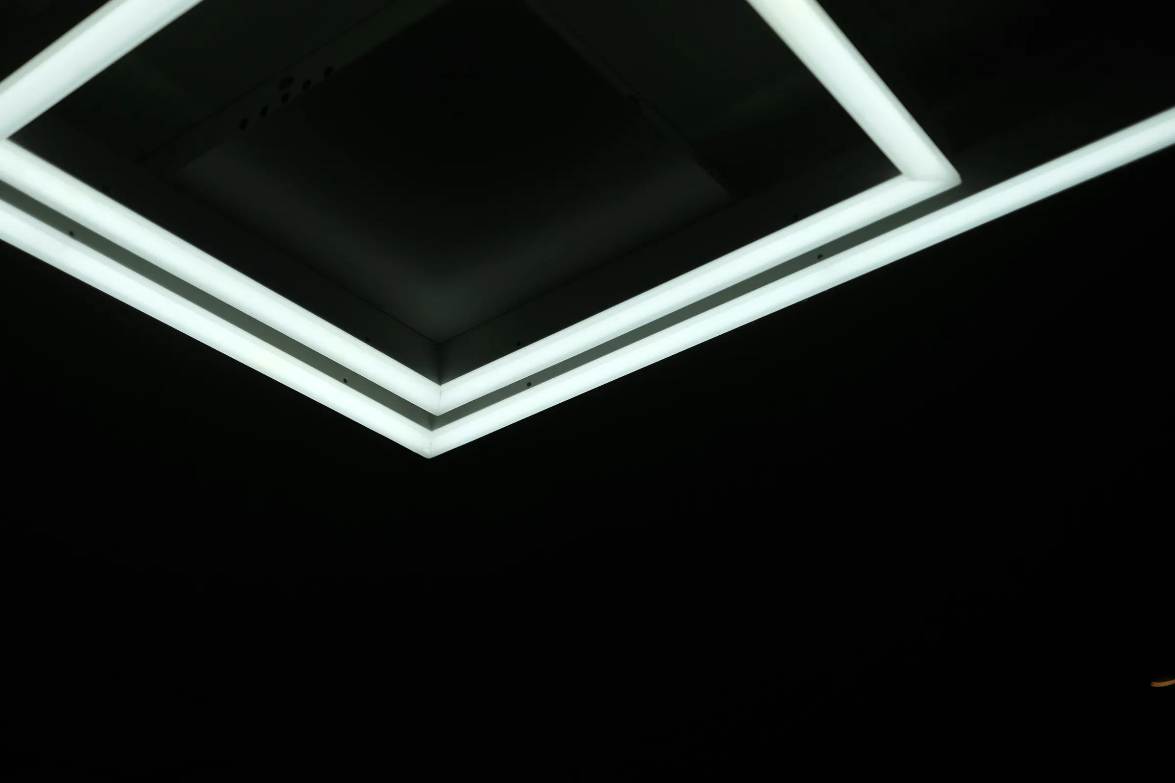 Exemplu: contur de lumină LED în formă de pătrat pe tavan