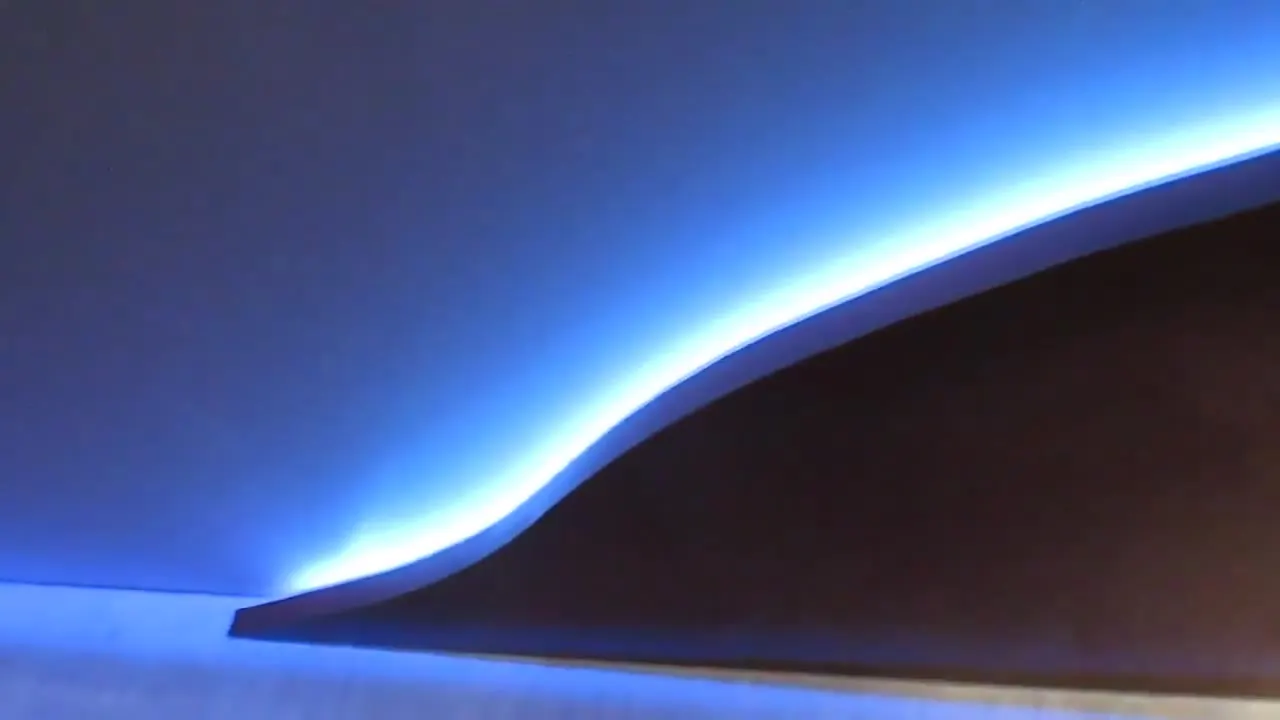Tavan extensibil în 2 niveluri cu efect de iluminare multicoloră pe perimetrul exterior între niveluri