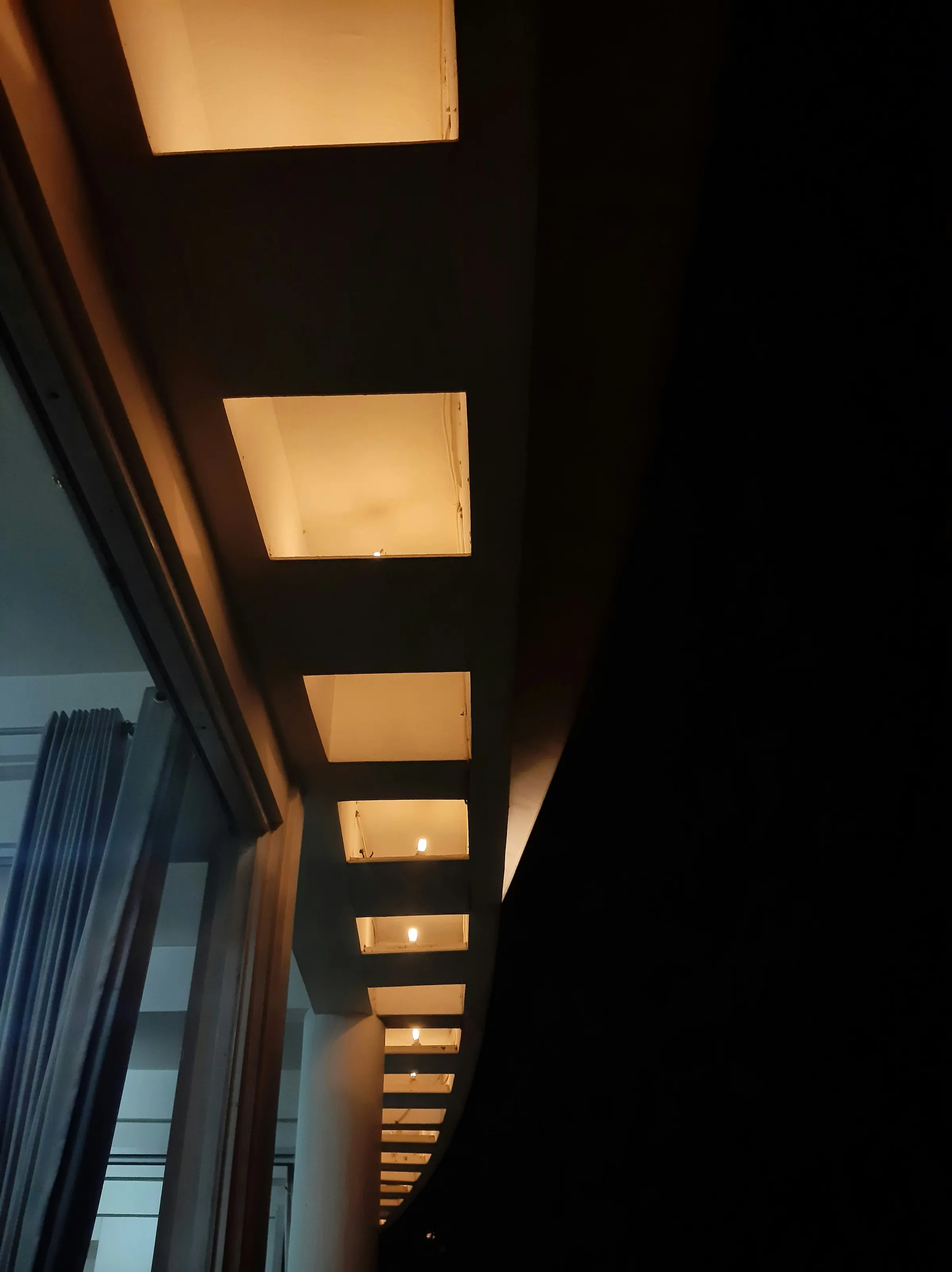 Exemplu: tavan cu casete luminoase în ritm, pe un culoar