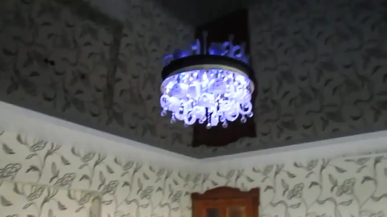 Tavan extensibil lucios cu 2 niveluri + perete extensibil din membrană PVC