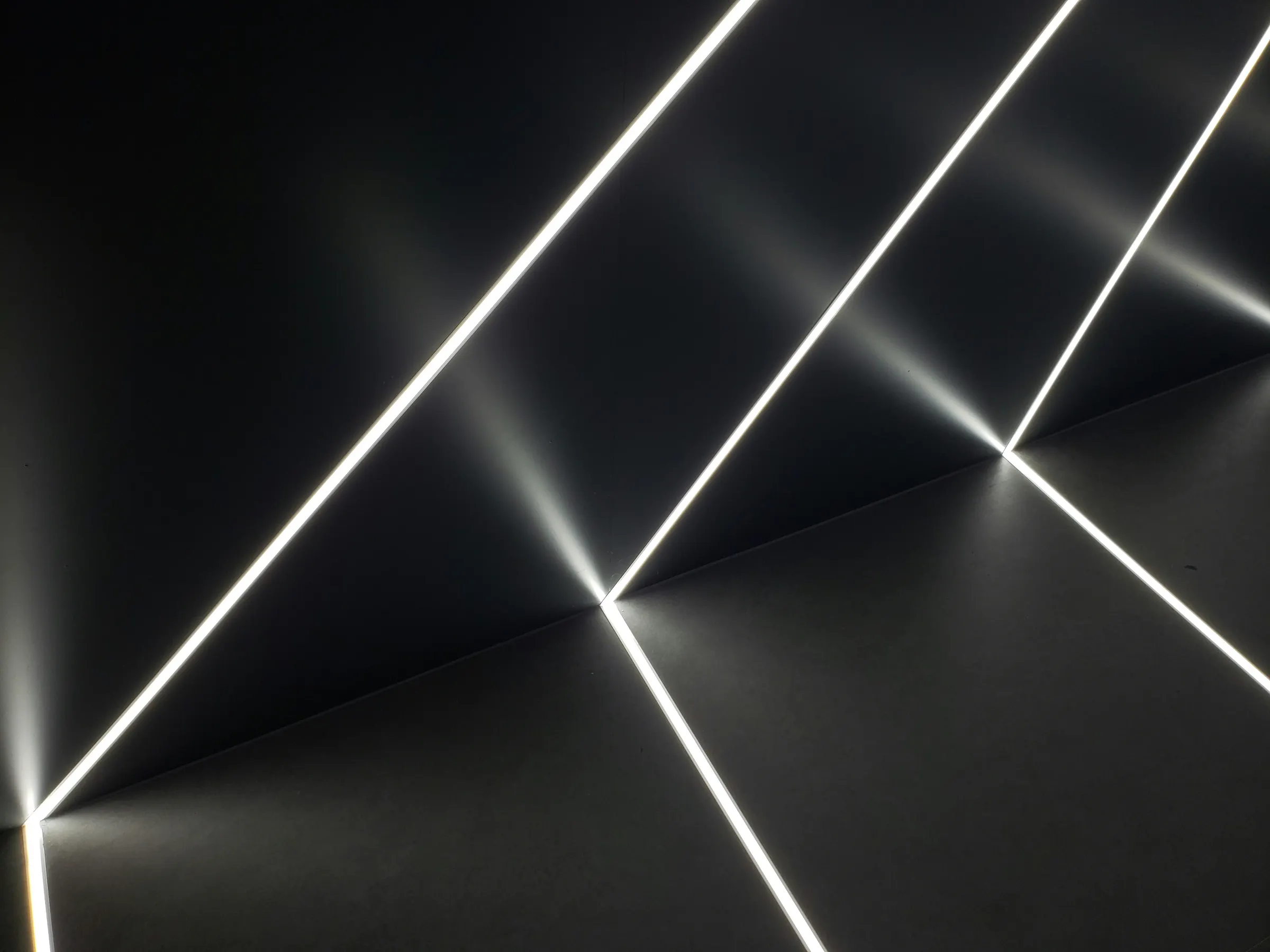 Exemplu: linii de lumină LED repetate, model triunghiular pe tavan