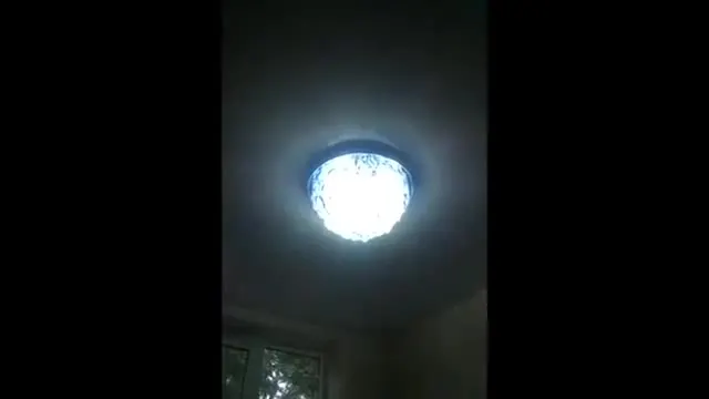 Tavan extensibil clasic cu lustră pe centru cu mai multe regimuri de iluminare